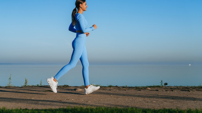 femme qui fait la marche rapide