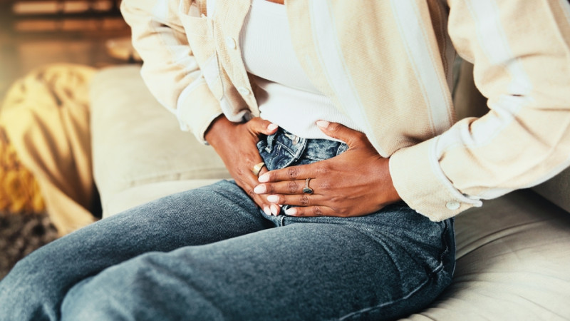 femme avec mal de ventre