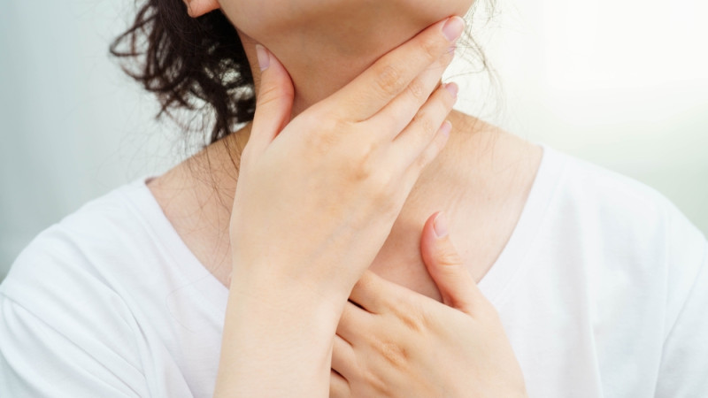 Points blancs dans la gorge : faut-il s’inquiéter ?