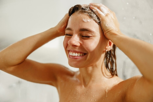 Se laver les cheveux avec du vinaigre : bonne ou mauvaise idée ?