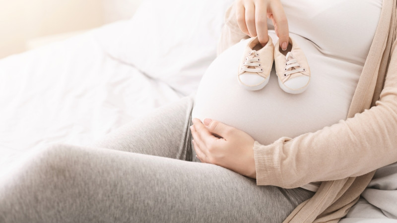 Ces aliments que l’on pense interdits pendant la grossesse mais qui sont en fait autorisés