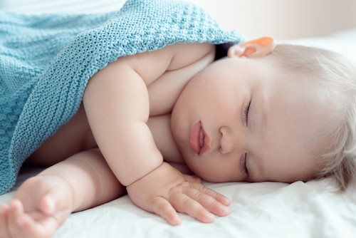 Vrai‑Faux sur le sommeil de bébé — ce qu’il faut savoir pour bien l’accompagner