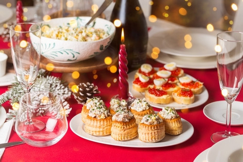 Organiser un apéro dînatoire de Noël à la maison — simple, festif et réussi