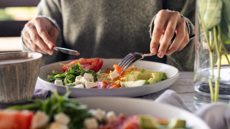 Femme qui mange un repas sain