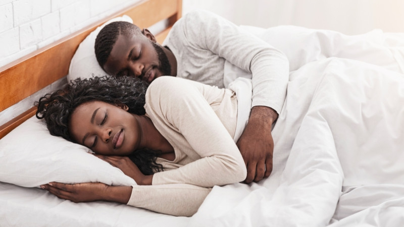 couple qui dort ensemble