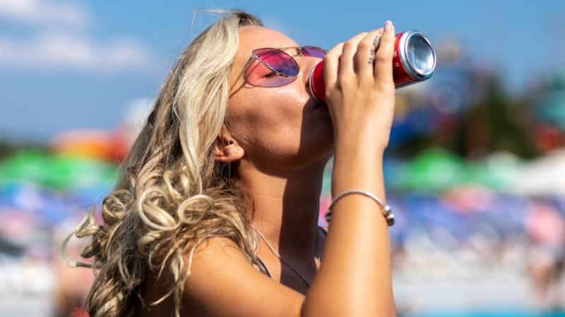 femme qui boit un soda