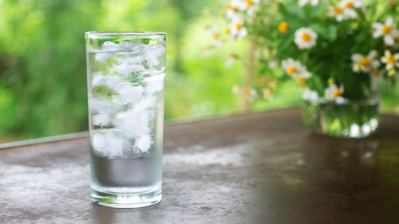 verre d'eau avec des glaçons