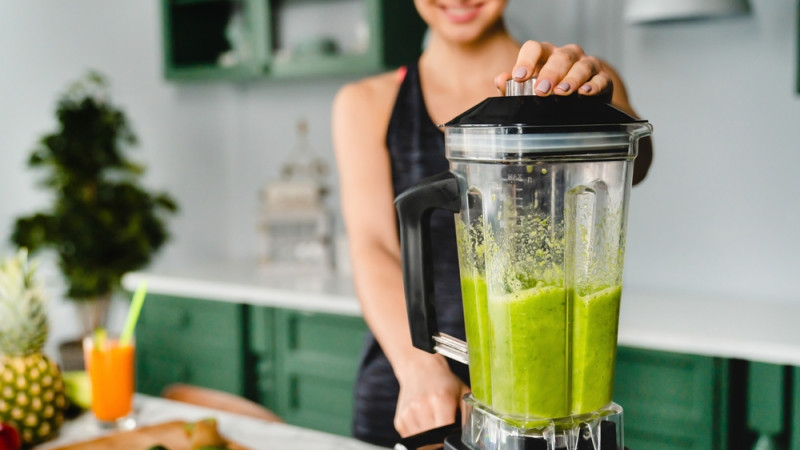 femme qui utilise son blender