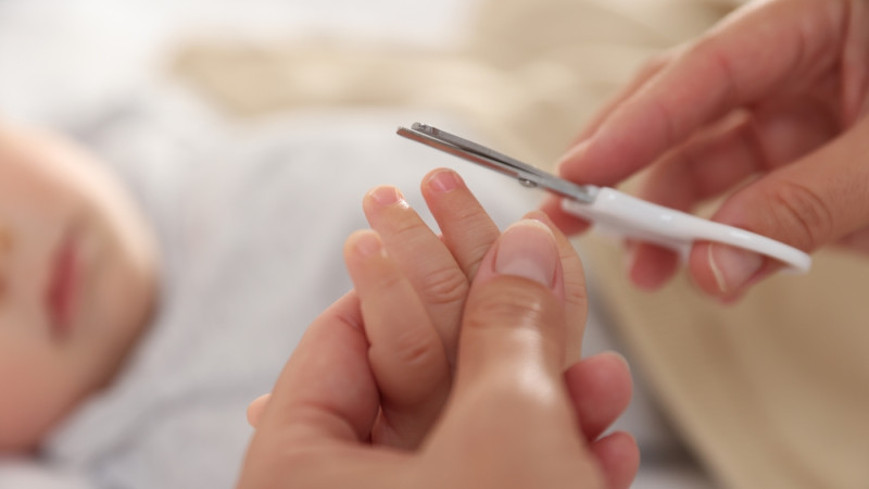 Comment couper les ongles de bébé sans lui faire mal ?