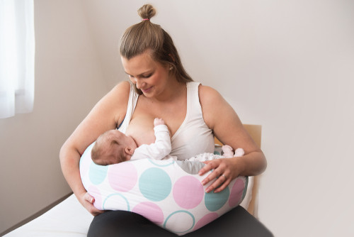 Dormir avec un coussin d’allaitement : bonne idée ?