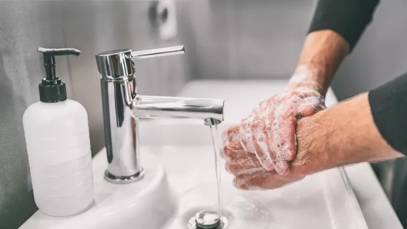 À quelle fréquence se laver les mains pour tuer les microbes ?