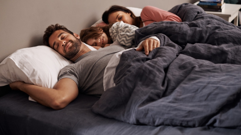 Notre enfant nous rejoint au lit la nuit : c’est grave ?