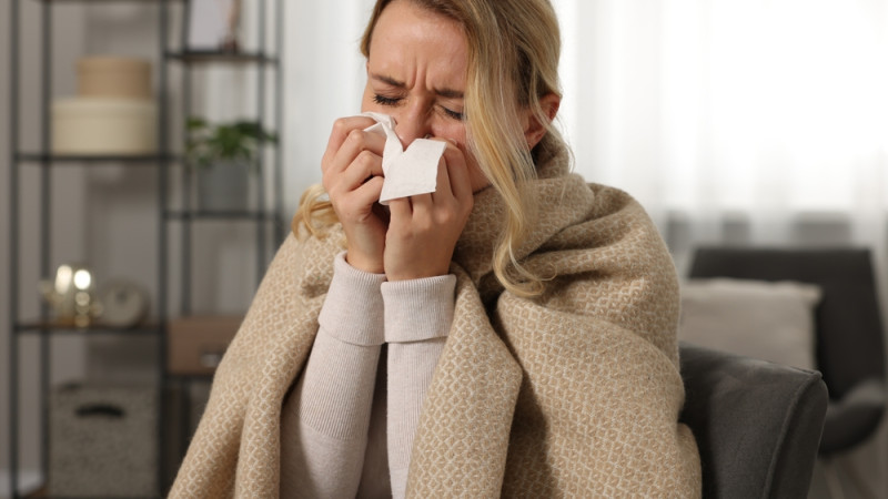 Femme malade entourée d'une plaide