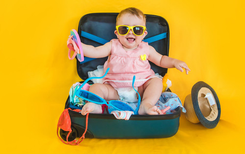 Premières vacances avec bébé : les indispensables à mettre dans sa valise