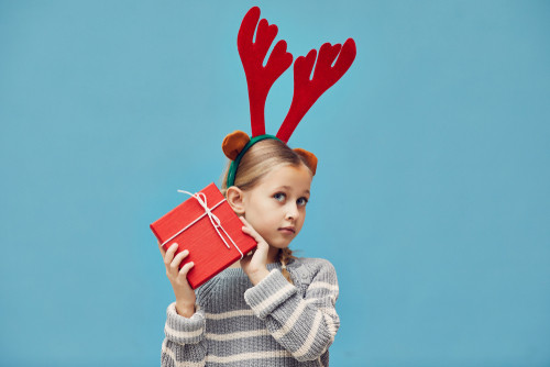 La règle des 4 cadeaux : l’astuce simple et bienveillante pour des enfants heureux (et des parents sereins) à Noël