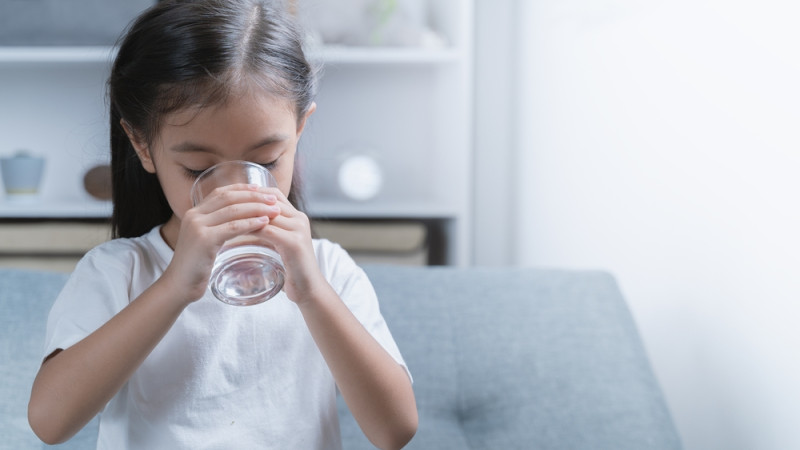 Quelle quantité d’eau donner à mon enfant, âge par âge ?