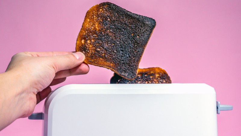 C’est quoi la théorie du toast brûlé ?