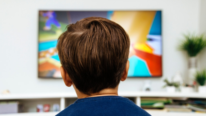 Mon enfant regarde le même dessin animé en boucle : c’est grave ?
