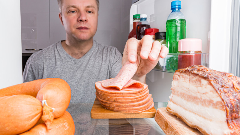home prenant du jambon au frigo