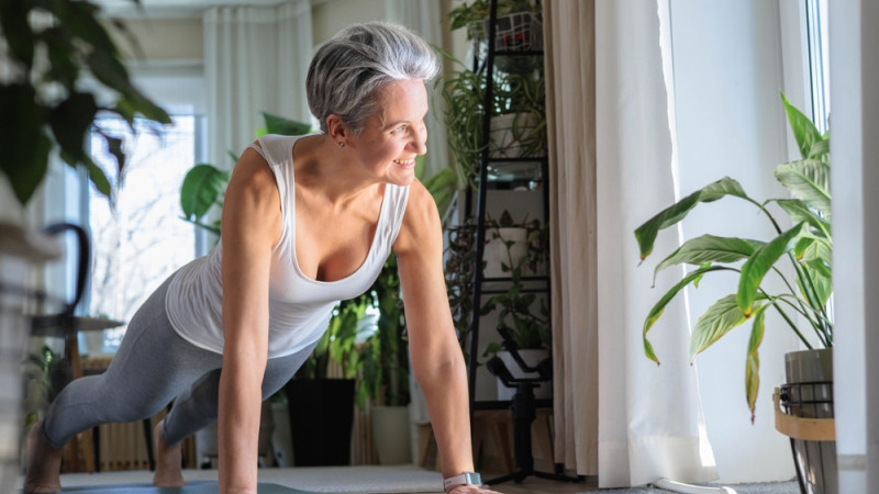 femme séniore qui fait du pilâtes