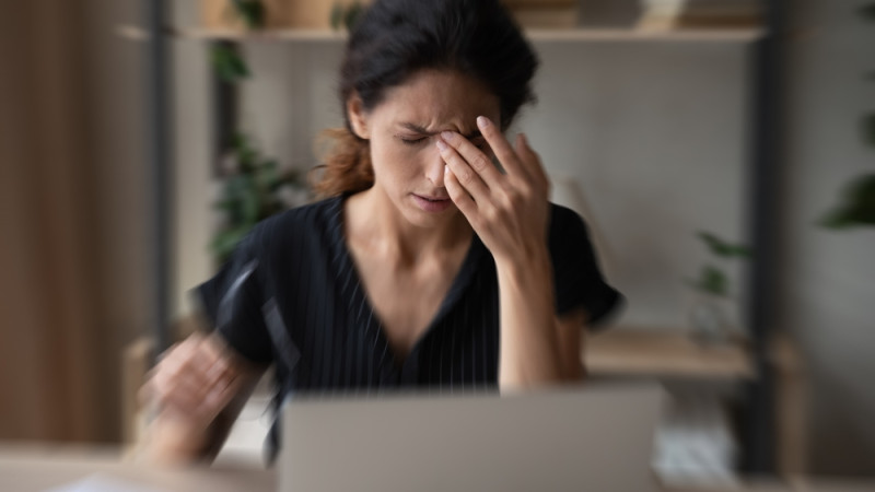 femme souffrant de la vertige