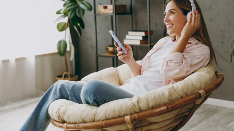 jeune femme qui écoute de la musique