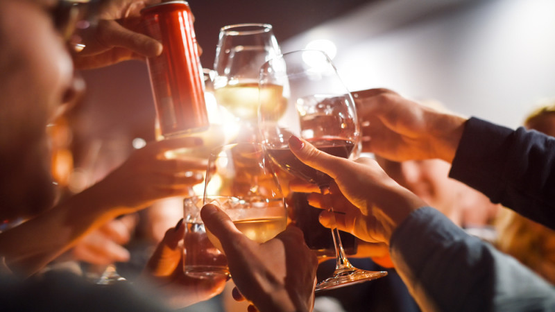 personnes qui trinquent avec des verres d'alcool
