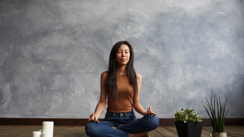 Femme asiatique pratique la méditation