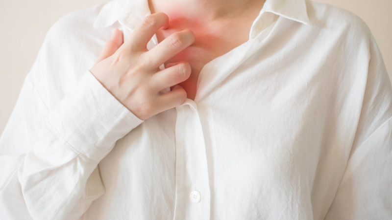 jeune femme qui gratte sa peau