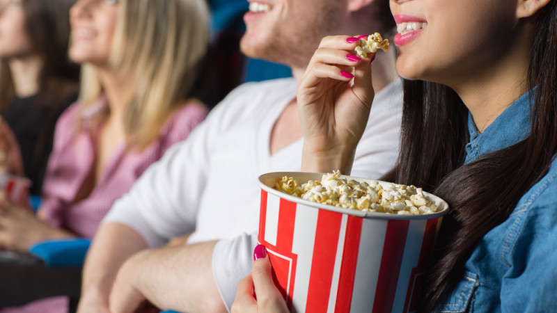 femme qui mange du popcorn