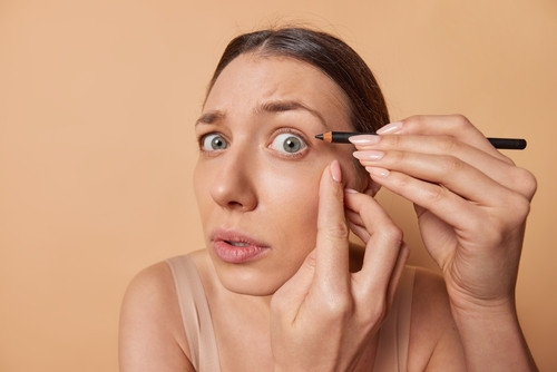 Le crayon brun : l’allié tout-en-un qui simplifie (vraiment) votre routine maquillage