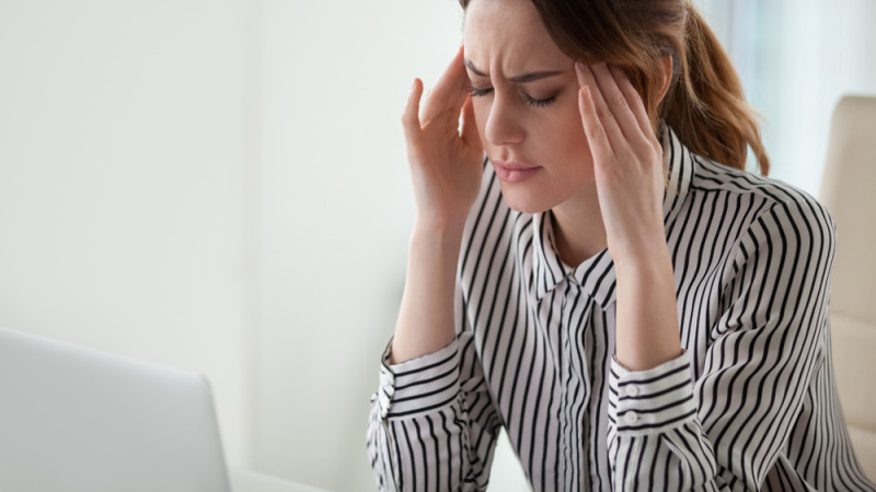 femme qui a du mal a se concentrer 
