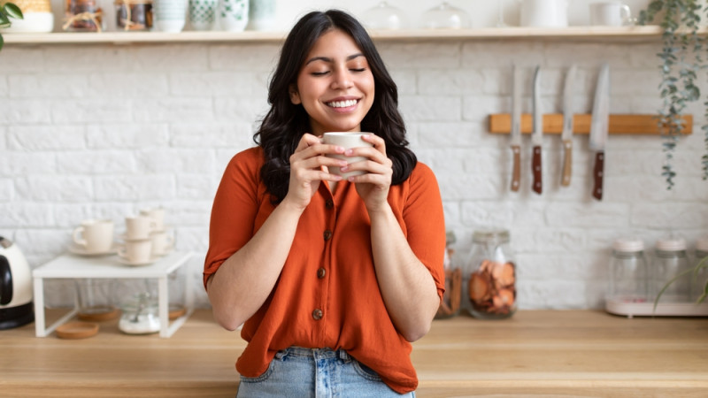 Femme qui boit un café
