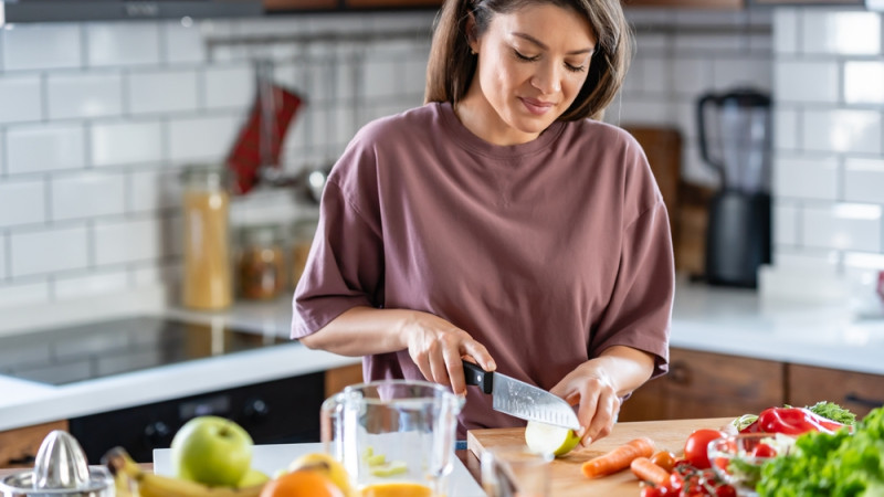 jeune femme prépare à manger