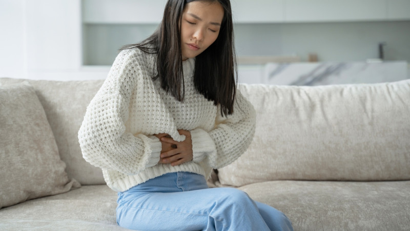 femme avec mal de ventre