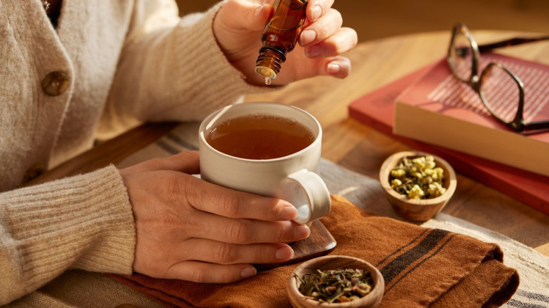 femme qui prépare une infusion