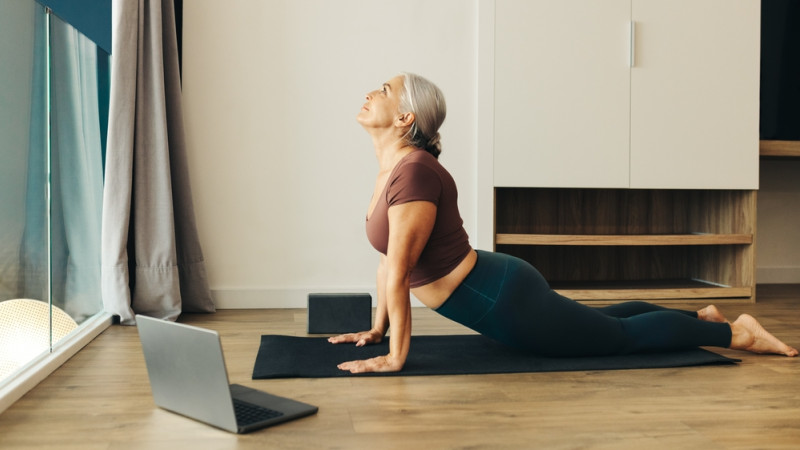 femme qui pratique du yoga chez elle
