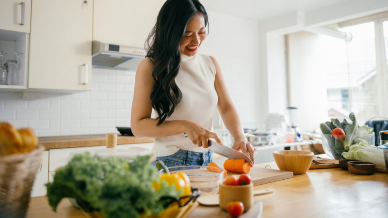 femme qui cuisine des légumes