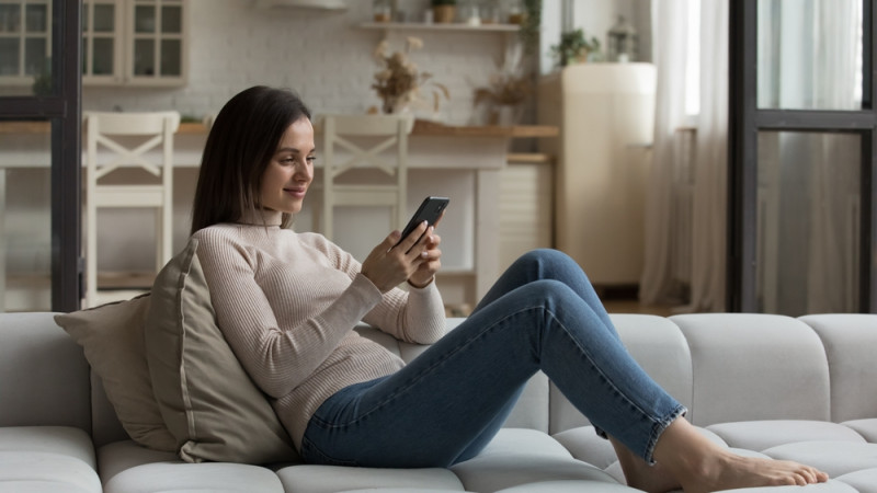 femme sur son telephone