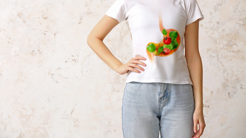 jeune femme après avoir mangé