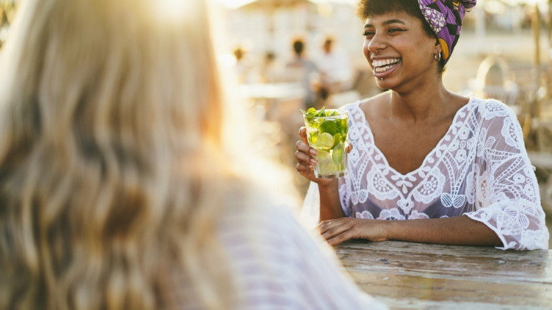 jeune femme qui boit un cocktail