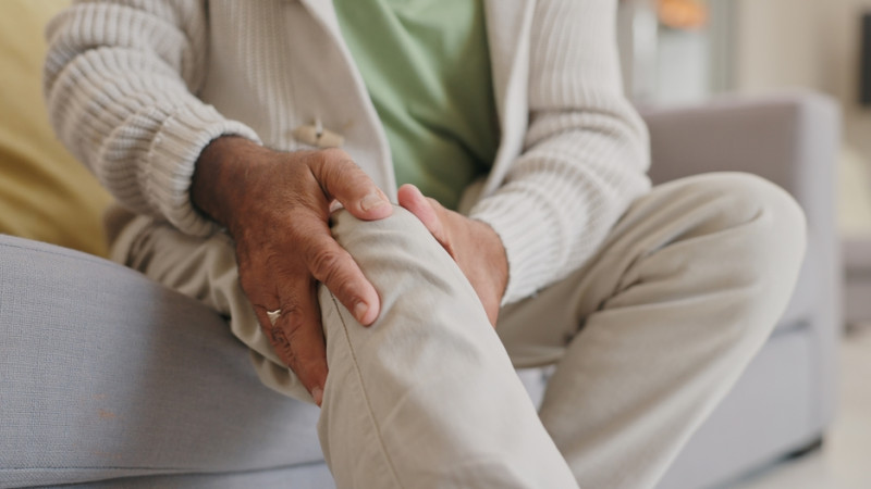 personne qui a mal au genou