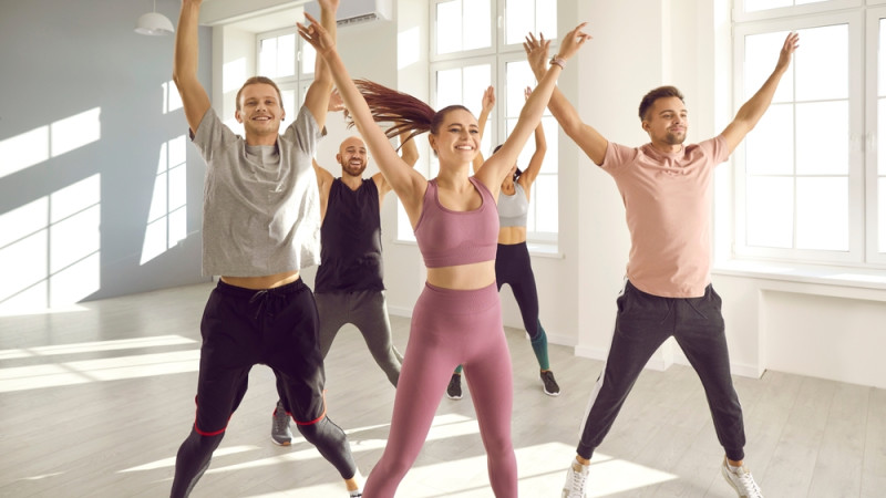 jeunes qui font des jumping jacks