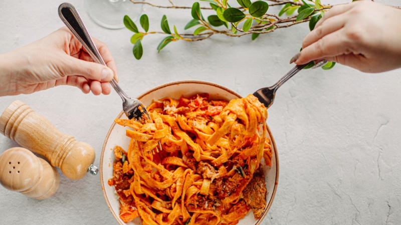 grand bol de tagliatelles à la sauce tomate