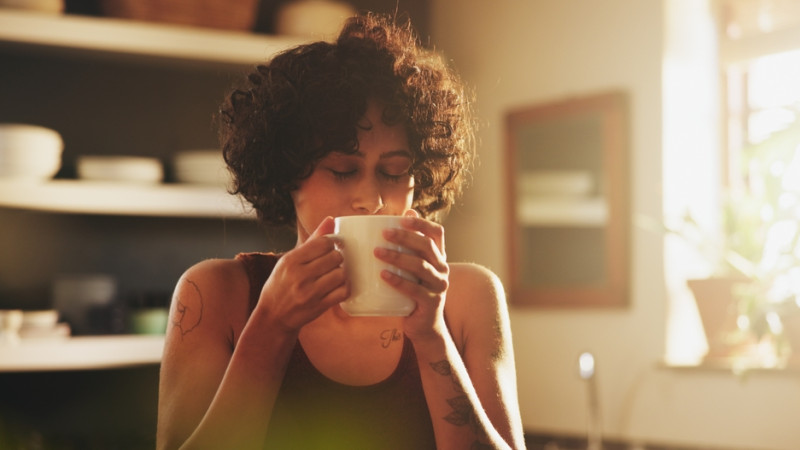 Femme qui boit une boisson chaude
