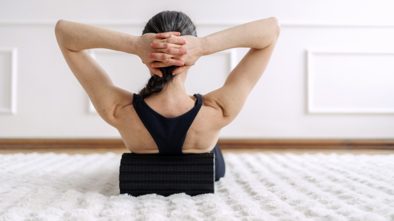 femme qui fait du sport chez elle