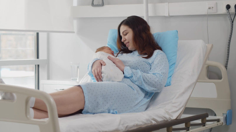 femme a la maternité avec son nouveau né