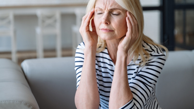 femme avec mal de tête 