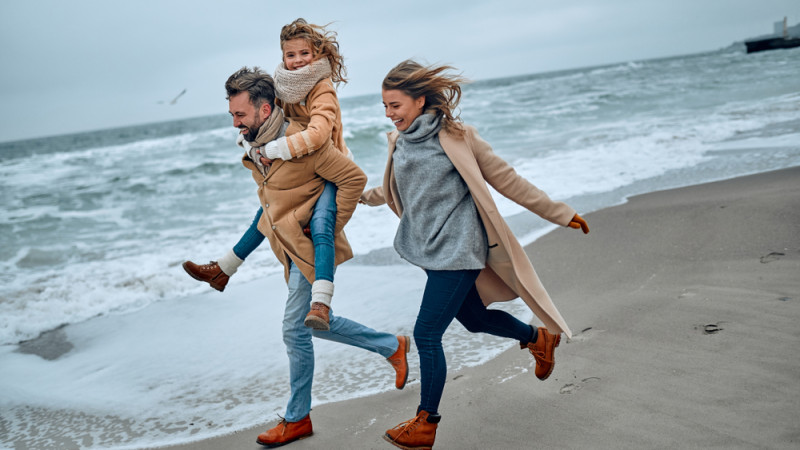 famille qui se balade sur la plage