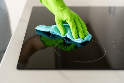 Comment enlever les traces d’auréoles sur vos plaques de cuisson ? 